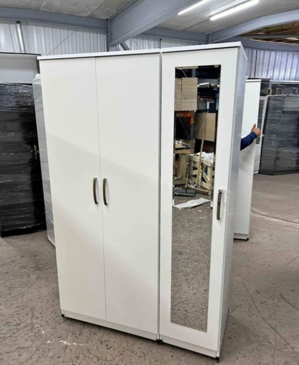 Elegant 3 door wardrobe with 1 mirror 1 Elegant 3 door wardrobe with 1 mirror